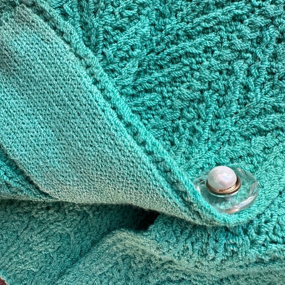 💚✨ Cozy & Chic! ✨With one pearl missing - Picture 5 of 9